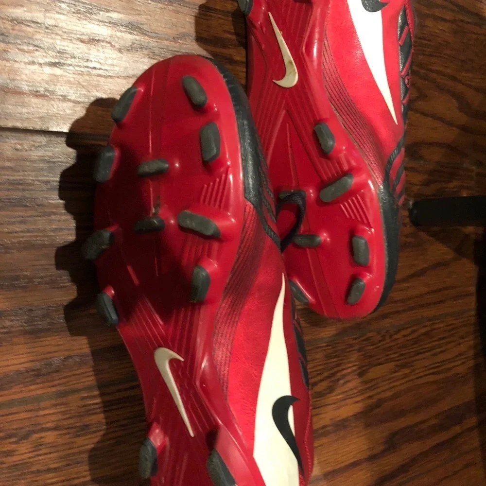 Nike t90 new soccer cleats size 4.5 ❤️🖤